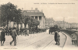 Nantes * La Bourse * Le Bataillon Des Douanes Revenant De La Revue * Passage De Troupes * Régiment * Attelage - Nantes