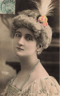 MODE - M. Stio - Une Femme Avec Une Pince à Cheveux Plume - Colorisé - Animé  - Carte Postale Ancienne - Fashion