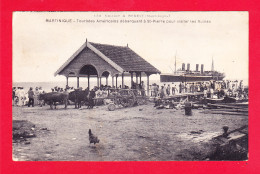 F-972-Martinique-43A86  Touristes Américains Débarquant à St Pierre Pour Visiter Les Ruines, Cpa  - Autres & Non Classés