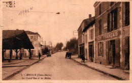 79 - BRIOUX / LA GRAND' RUE ET LES HALLES - Brioux Sur Boutonne