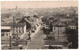 CHEMINS DE FER DU NORD GARE SANS TRAIN HAUTMONT : VUE PANORAMIQUE DU PASSAGE A NIVEAU - CIRCULEE DE HAUTMONT EN 1952 - Bahnhöfe Ohne Züge