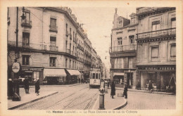 Nantes * La Place Delorme Et La Rue Du Calvaire * Commerces Magasins * Tram Tramway - Nantes