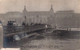 75 - PARIS - LA GRANDE CRUE DE LA SEINE 1910 / LE PONT DU CARROUSEL AU MAXIMUM DE LA CRUE - De Overstroming Van 1910