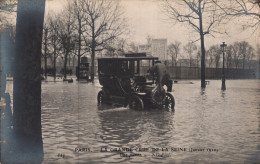 75 - PARIS LA GRANDE CRUE DE LA SEINE / UNE PANNE DE VOITURE - Inondations De 1910