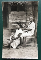 Séance De Coiffure, Lib "Au Messager", N° 1547 - Kamerun