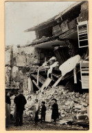 Cpa Photo Civils Devant Maison Bombardée Destructions  - Saint-Mihiel Meuse Guerre 14-18 WW1 - Saint Mihiel