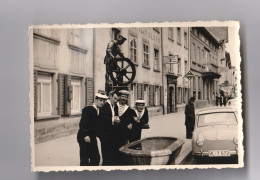 PHOTO 10 X 7 VILLINGEN EN BADE WURTEMBERG  MARINS DU RHINS NAVIRE EXELMANS DEVANT A STATUE - Autres & Non Classés