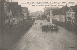 68 Dannemarie Troupes Françaises Massées Dans La Rue Principale Premières Décorations Guerre 1914 17 Décembre - Dannemarie