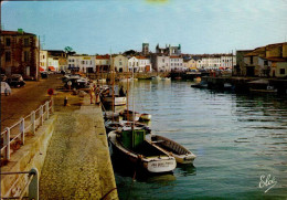 ILE DE RE     ( CHARENTE MARITIME )  SAINT-MARTIN . LE PORT, AU FOND , L ' EGLISE ET LES RUINES - Ile De Ré