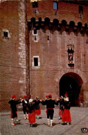 PERPIGNAN    ( PYRENEES ORIENTALES )     DANSE FOLKLORIQUE DEVANT LE CASTILLET A PERPIGNAN - Tänze