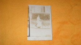 CARTE POSTALE PHOTO ANCIENNE CIRCULEE DATE ?../ SCENE PRISE PHOTO FEMME EN VELO.. - Femmes