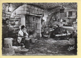 48. SAINTE-ENIMIE – Le Vieux Logis / Veillée Devant L'âtre – LES GORGES DU TARN / CPSM (voir Scan Recto/verso) - Gorges Du Tarn