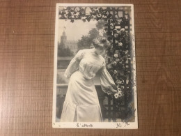 L'attente Femme Ceuillant Des Fleurs  - Frauen