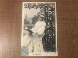 L'attente Femme Assise Avec Livre Fleurs  - Frauen