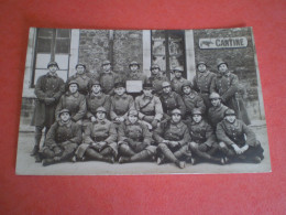 Carte Photo 21 Militaires Du 401° Avec Casque Adrian & Baïonnette à La Ceinture, Peloton A.devant La Cantine - Régiments