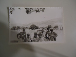 GREECE  POSTCARDS ΦΩΤΟ   SMALL ΣΤΡΑΤΙΩΤΙΚΟΙ   ΣΤΑ ΣΥΝΟΡΑ  1951  FOR MORE PURCHASES 10% DISCOUNT - Griechenland