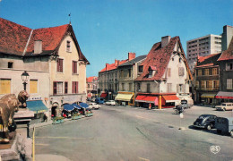 Cusset * La Place Victor Hugo Et Taverne Louis XI * Commerces Magasins - Autres & Non Classés