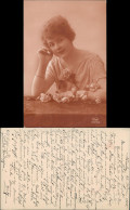 Ansichtskarte  Frühe Fotokunst Frau Mädchen Mit Rosen 1925 - Personnages