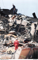 BLAYE PRES DE BORDEAUX CATASTROPHE EXPLOSION DES SILOS A GRAINS 11 MORTS 1997 PHOTO DE PRESSE AGENCE ANGELI 27X18CM R6 - Orte