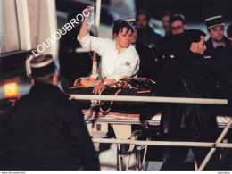 CRASH AVION CONVAIR AFFRETE PAR LE CLUB MEDITERRANEE LE 09/02/1992 ARRIVEE DES RESCAPES A ORLY PHOTO 24X17CM R3 - Luftfahrt