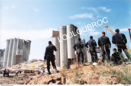 BLAYE PRES DE BORDEAUX CATASTROPHE EXPLOSION DES SILOS A GRAINS 11 MORTS 1997 PHOTO DE PRESSE AGENCE ANGELI 27X18CM R13 - Orte