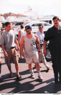 LE ROI ABDALLAH DE JORDANIE ET LA REINE RANIA  A SAINT TROPEZ 07/1999  PHOTO DE PRESSE 27 X 18 CM R7 - Famous People