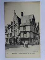 CPA 18 Cher - BOURGES - Vieilles Maisons, Rue Aux Toiles - Bourges