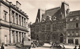 Moulins * Place , L'hôtel De Ville Et La Banque Caisse D'épargne * Banco Bank * Automobile Voiture Ancienne - Moulins