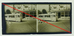 Photo Sur Plaque De Verre, Suisse, Tramway, Rails, Rue, Restaurant Saint Gotthard, Clocher, Eglise, Animée, Années 1930. - Glasdias
