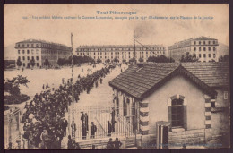 TOUL LES SOLDATS LIBERES QUITTANT LA CASERNE LAMARCHE OCCUPEE PAR LE 153 D INFANTERIE - Barracks