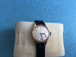 Ancienne Montre Mécanique  Femme "Invicta" 17 Jewels Suisse - Watches: Old