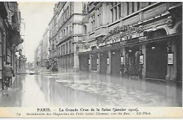 CPA Paris La Grande Crue De La Seine Janvier 1910 -  Inondation Des Magasins Du Petit Saint-Thomas Rue Du Bac - Paris (07)