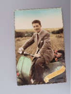 Jeune Homme Sur Sa Vespa - Men