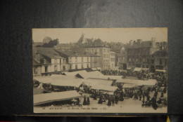 CP,  53, MAYENNE - Le Marché,  Place Des Halles, Commerce - Mayenne