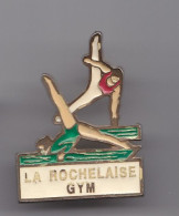 Pin's La Rochellaise Gym   En Charente Maritime Dpt 17 Cheval D' Arçon Barres Parallèles Réf 4205 - Gymnastik