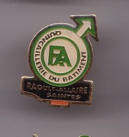 Pin's R.A La Quincaillerie Du Batiment à Saintes Raoul Allaire Dpt 17 Réf 827 - Steden