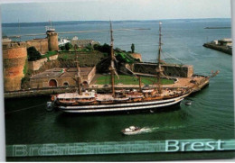 BREST. -  L'entrée De La Penfeld Et Le Château Voilier Trois Mats En Ancrage.      Non Circulée. - Brest