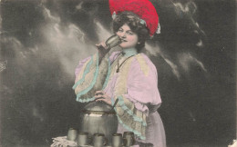 FANTAISIES - Femmes - Femme Seule Buvant Avec Un Verre - Costume - Carte Postale Ancienne - Mujeres