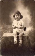 CARTE PHOTO     ........  PETITE FILLE ET SON TROMBLON - Portraits