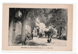 04 REVEST Des BROUSSES, Entrée Du Village, Partie De Boules, Café, Animation. éditeur SIGNORET. ( VOIR SCAN ). - Otros & Sin Clasificación