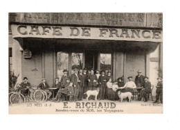 04 LES MÉES, Café De FRANCE Propriétaire E. RICHAUD. Rendez Vous De MM Les Voyageurs.  - Otros & Sin Clasificación