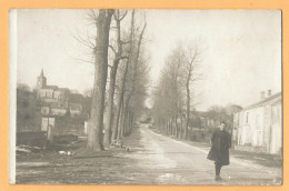 0329  Carte Photo  CHASSIGNY (Haute-Marne)    Rue  Avec  Jeune Personne  ++++++++++++ - Otros & Sin Clasificación