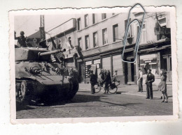 PHOTO GUERRE CHAR TANK SHERMAN LIBERATION D'UNE VILLE FRANCAISE 1944 - Krieg, Militär