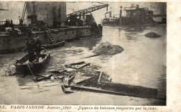 PARIS INONDE EPAVES DE BATEAUX EMPORTES PAR LA CRUE - De Overstroming Van 1910