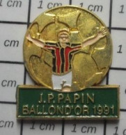 1618c Pin's Pins / Beau Et Rare / THEME SPORTS / FOOTBALL JP PAPIN BALLON D'OR 1991 MILAN - Fútbol