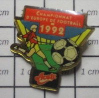 1618c Pin's Pins / Beau Et Rare / SPORTS / FOOTBALL CHAMPIONNAT D'EUROPE 1992  Variante AOSTE - Calcio