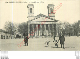 85.  LA ROCHE SUR YON .  La Place D'Armes . L'Eglise . - La Roche Sur Yon