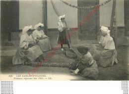 85.  LES SABLES D'OLONNE .  Pêcheuses Réparant Leur Filet . - Sables D'Olonne