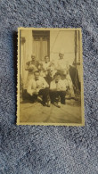 PHOTO GROUPE DE PERSONNES CUISINIERS SERVEURS UN NOMME AU DOS  FORMAT 5.5 PAR 8.5 CM - Identified Persons