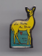 Pin's La Biche Au Bois Vaux Sur Mer En Charente Maritime Dpt 17   Réf 3616 - Ciudades